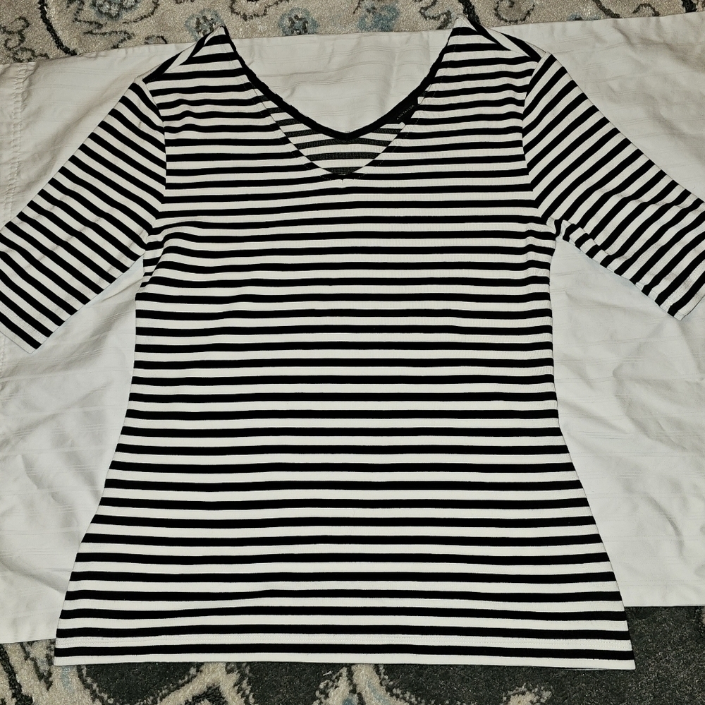 Ann Taylor size XS Women’s Black and White 3/4” sleeve shirt. "B"
